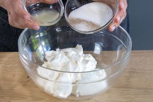 Zitronensaft, Zucker und dazugeben