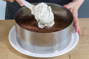 Mascarpone Creme auf dem Boden verteilen