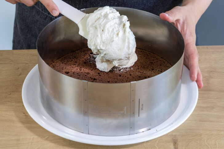 Mascarpone Creme auf dem Boden verteilen