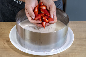 Erdbeeren darauf verteilen