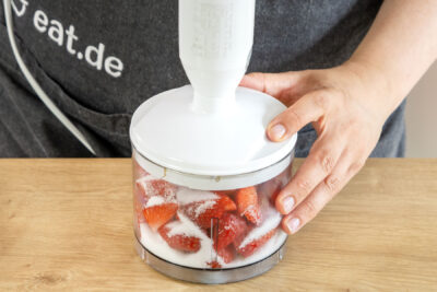 Erdbeeren mit Zucker pürieren