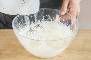 Sahne aufschlagen