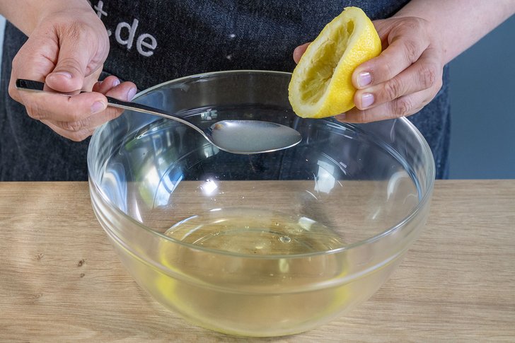 Zitronensaft dazugeben