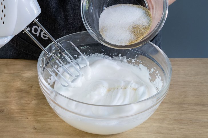 Zucker und Vanillezucker zum Eischnee dazugeben