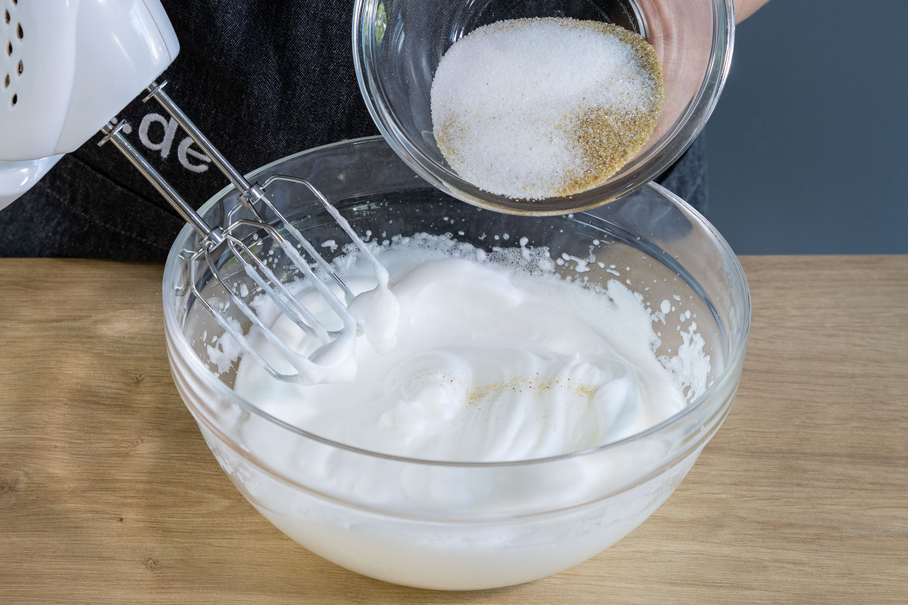Zucker und Vanillezucker zum Eischnee dazugeben
