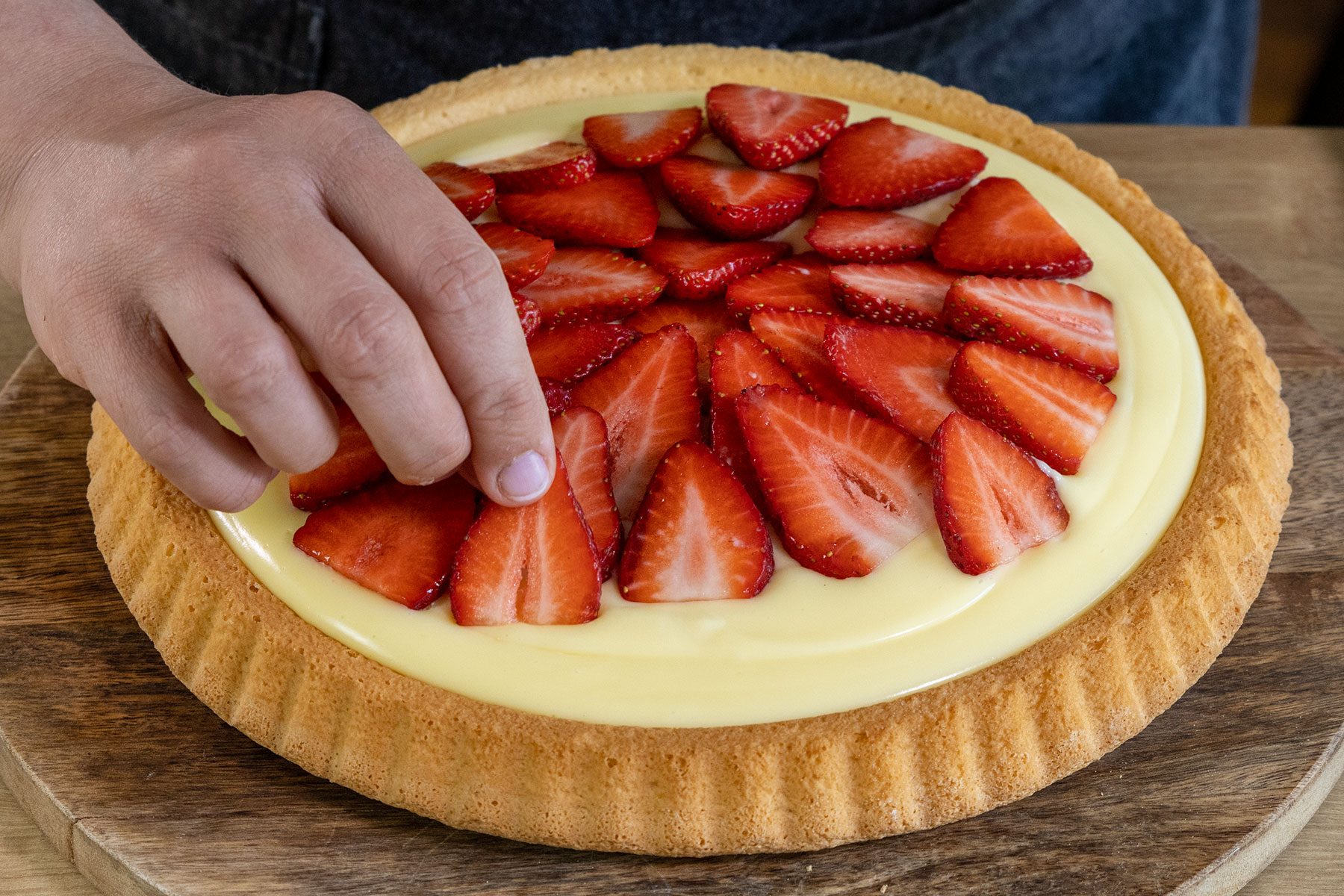 Erdbeerscheiben auf die Puddingcreme legen