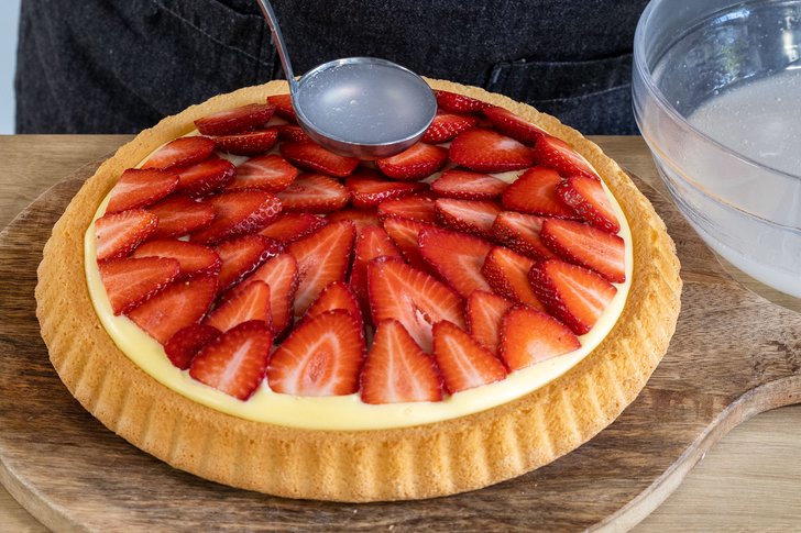 Tortenguss über Erdbeeren gießen