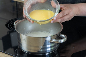 Pudding in die Milch geben