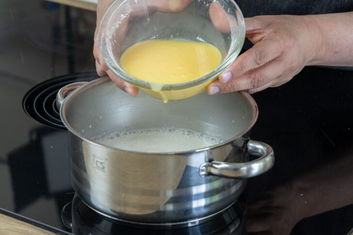 Pudding in die Milch geben