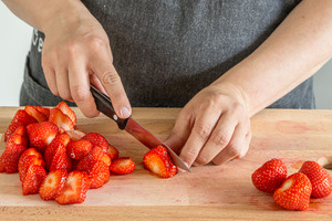 Erdbeeren in Scheiben schneiden
