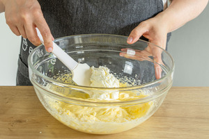 Sahne unter den Pudding geben