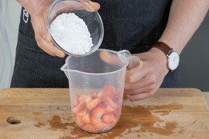 Puderzucker zu den Erdbeeren geben