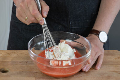 Erdbeerpüree und Mascarpone verrühren