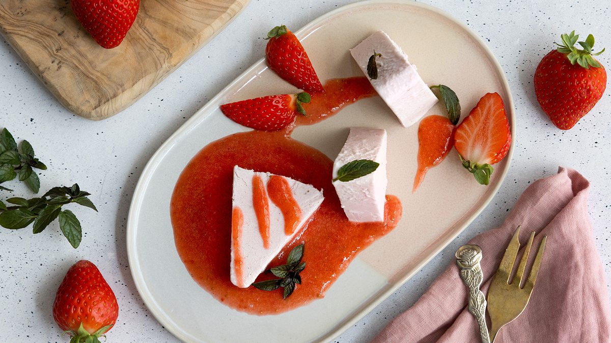 Einfaches Erdbeer-Parfait ohne Ei | Rezept - eat.de