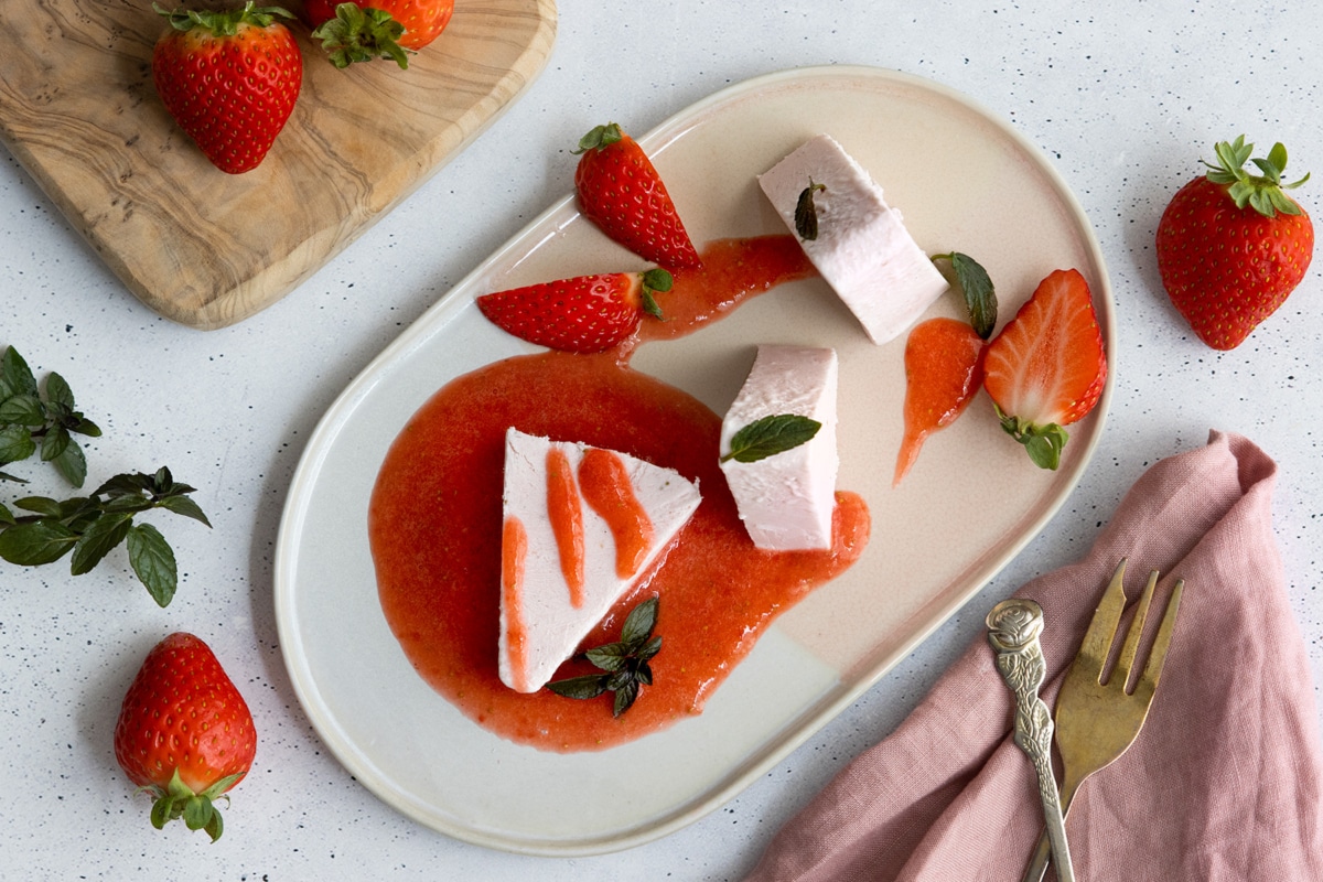 Einfaches Erdbeer-Parfait ohne Ei | Rezept - eat.de