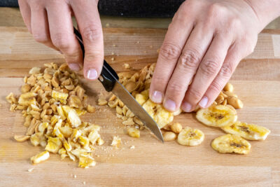 Erdnüsse und Bananenchips grob hacken