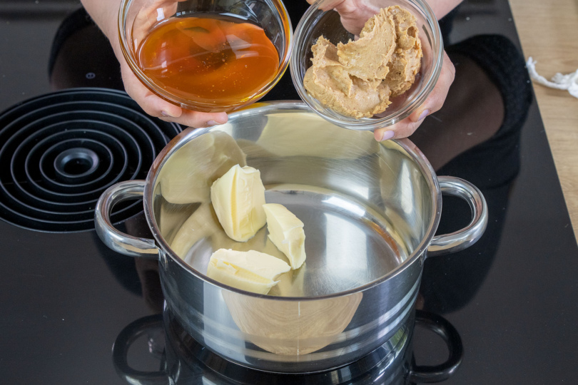 Honig Erdnussbutter und Butter in einem Topf erwärmen