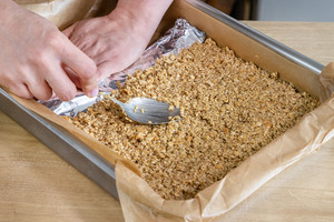Flapjack-Masse in Form geben