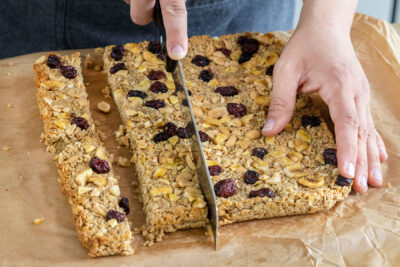 Flapjacks in Riegel schneiden