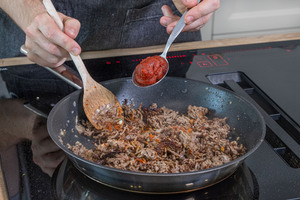 Tomatenmark dazugeben