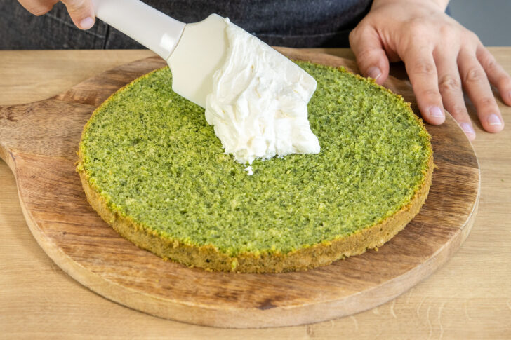 Creme auf dem Boden der grünen Waldmoostorte verteilen