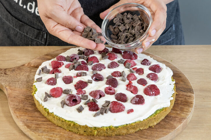 Himbeeren und Schokodrops dazugeben