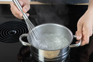 Zucker und Wasser köcheln lassen