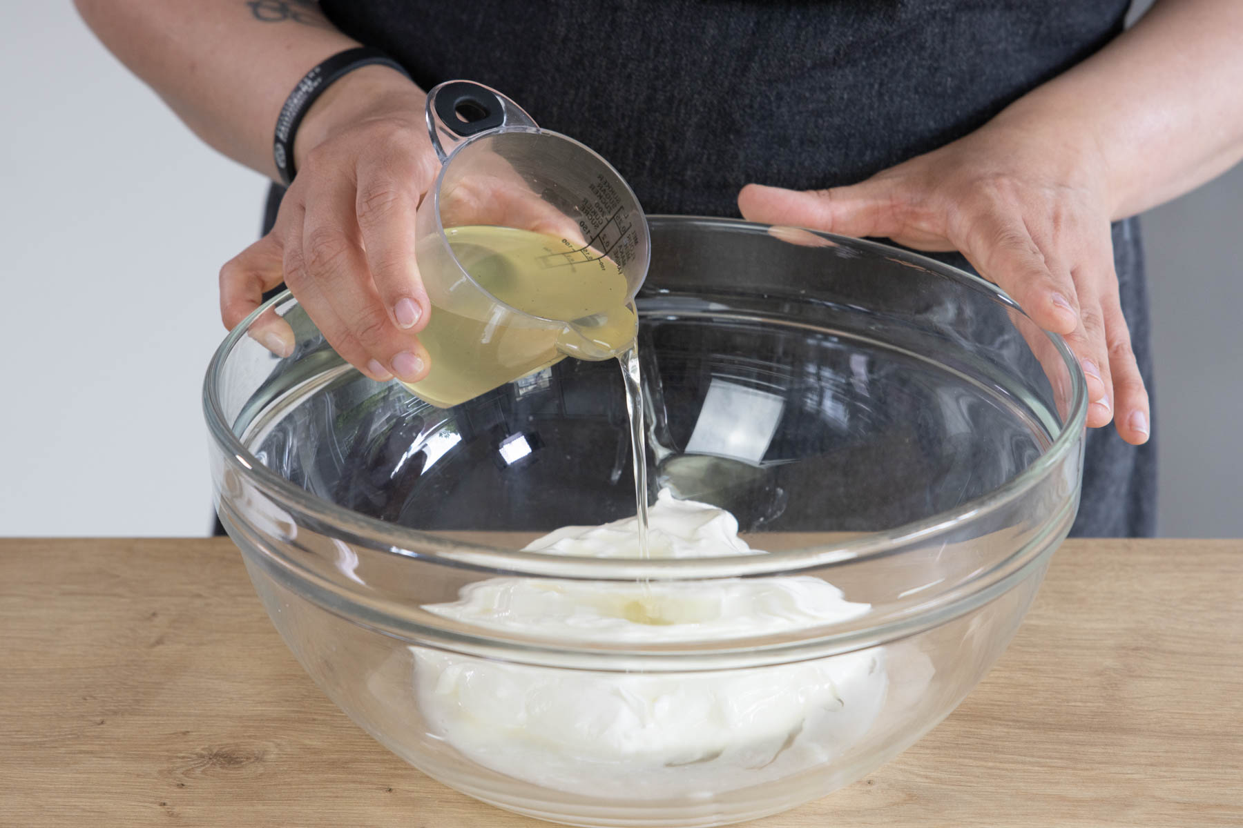 Sirup, Joghurt und Zitronensaft verrühren