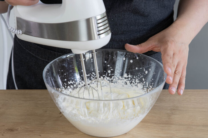 Sahne für die Creme der Holundertorte steif schlagen