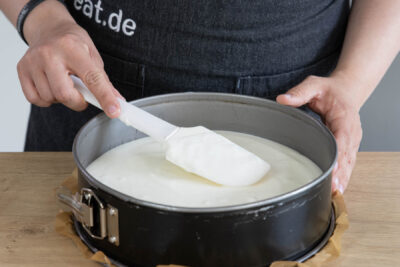 Die Creme auf dem Boden der Holundertorte verstreichen