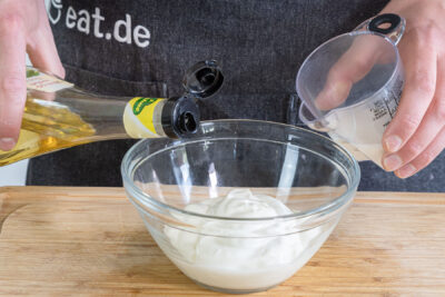 Essig und Milch hinzugeben