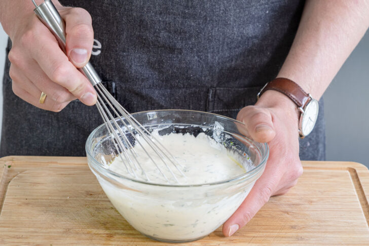 Joghurtdressing wie im Restaurant verrühren