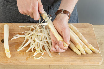 weißen Spargel gründlich schälen