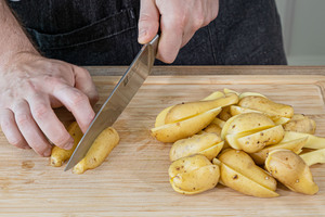 Kartoffeln in Spalten schneiden