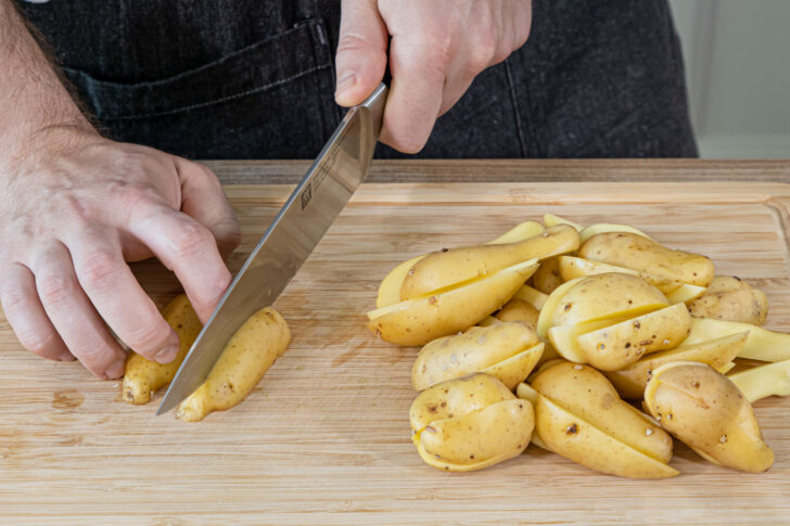 Kartoffeln in Spalten schneiden