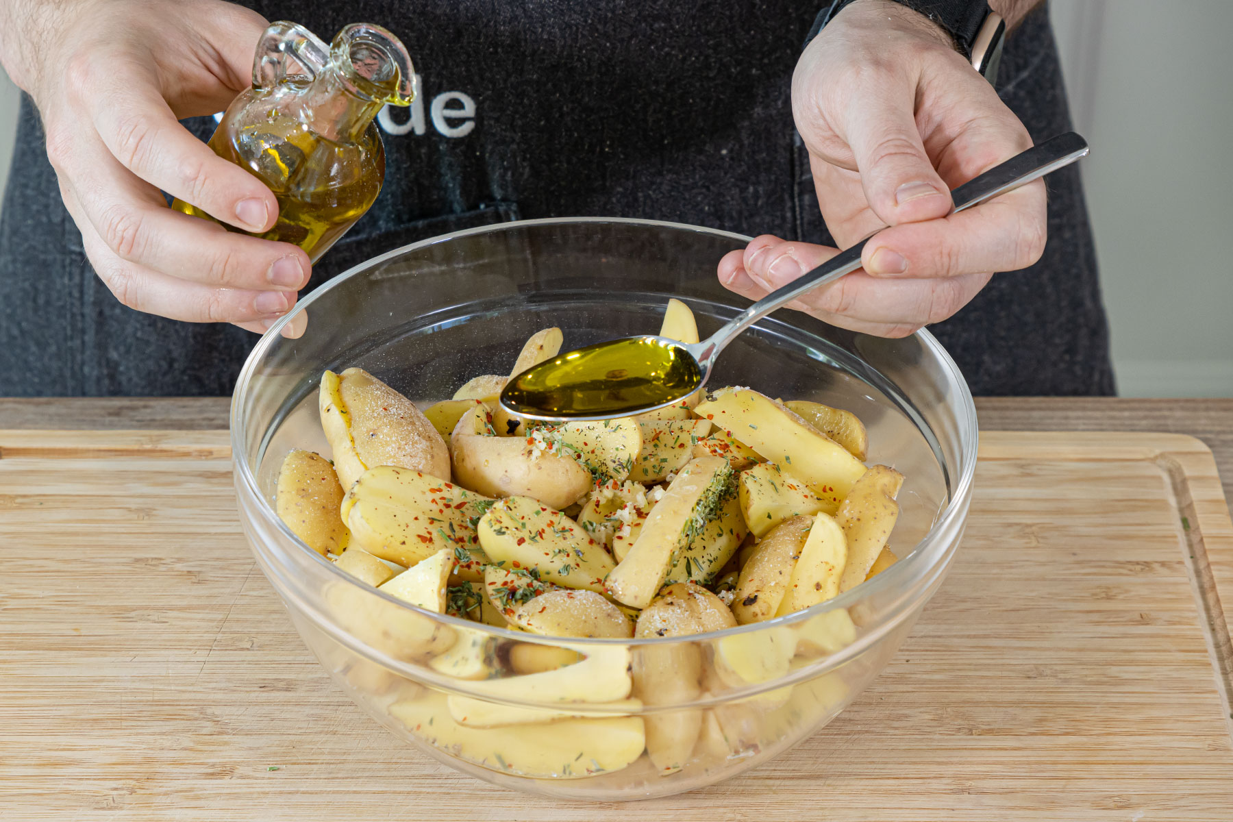 Kartoffelspalten würzen
