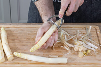 Spargel gründlich schälen