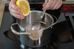 Zitronensaft in den topf geben