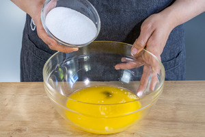 Butter, Zucker und Vanillemark in eine Schüssel geben