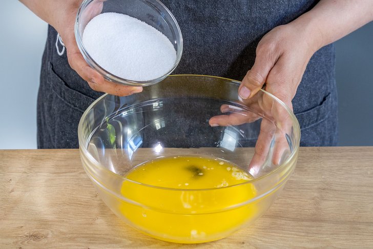 Butter, Zucker und Vanillemark in eine Schüssel geben