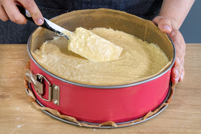 Teig in die Springform füllen