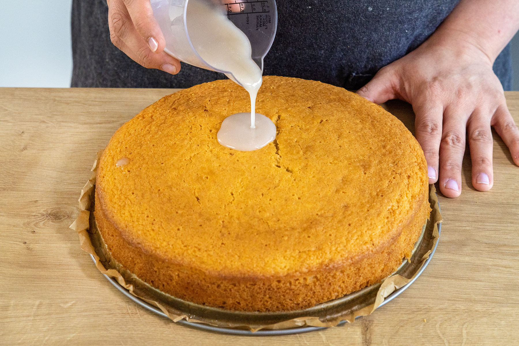 Tränke auf Kuchen gießen