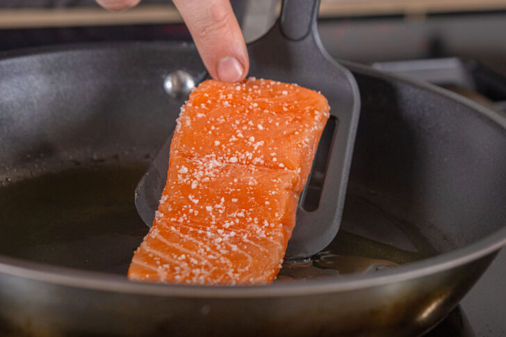 Fisch in die Pfanne geben
