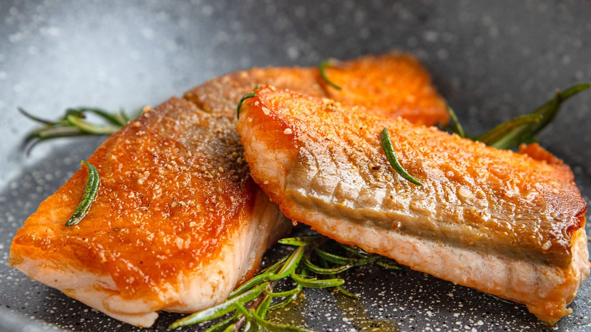 Lachs perfekt braten: außen knusprig, innen saftig