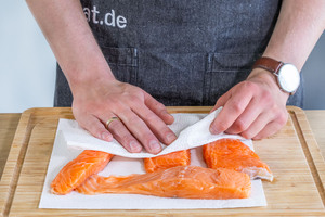 Lachs abtupfen