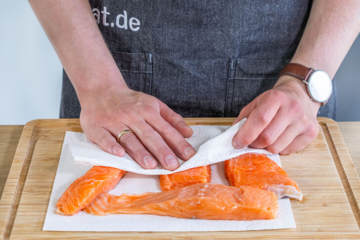 Lachs abtupfen