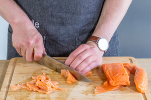 Lachs in Streifen schneiden