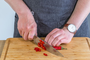 Peperoni schneiden