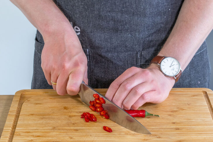 Peperoni schneiden