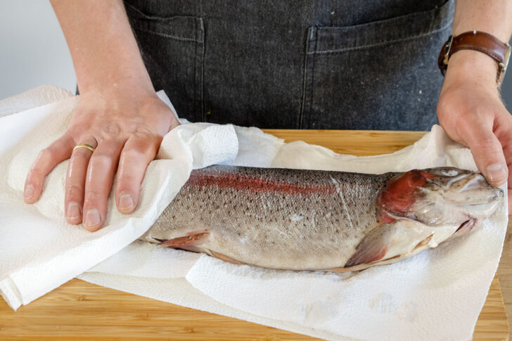 Fisch trocken tupfen